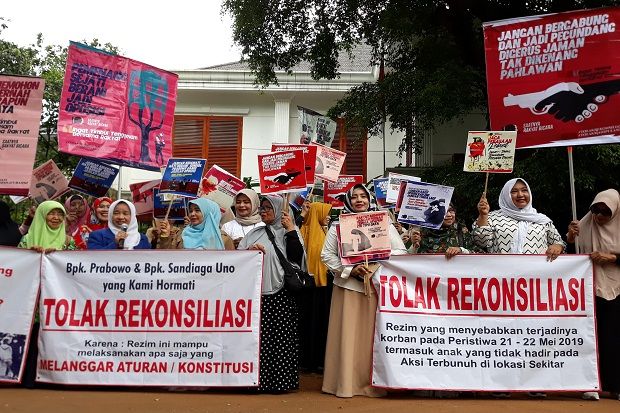 Emak-emak Berunjuk Rasa Minta Prabowo Tetap Jadi Oposisi