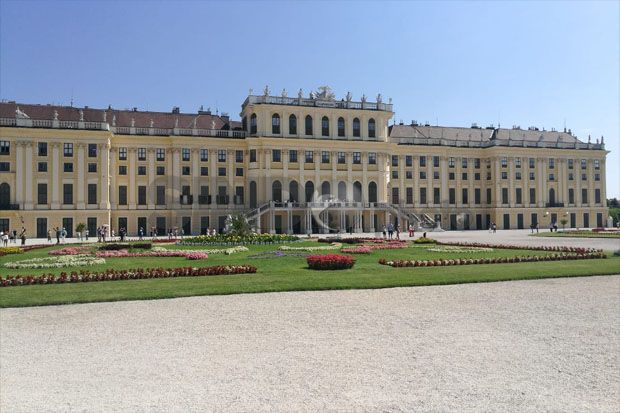 Menikmati Megahnya Istana Dinasti Habsburg di Austria