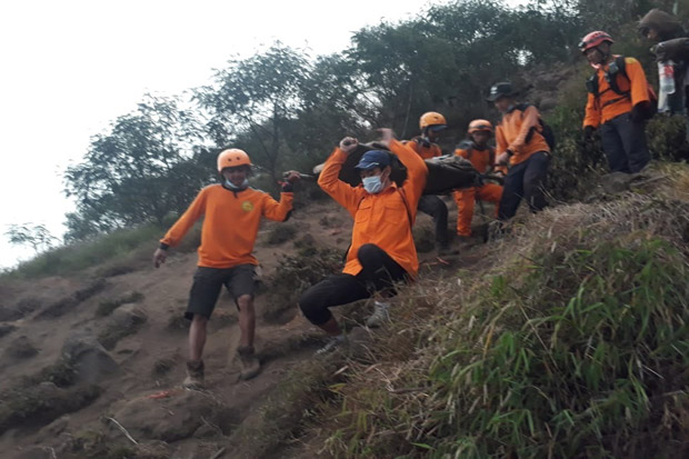 Dua Pendaki Gunung Sindoro yang Cedera Berhasil Diselamatkan