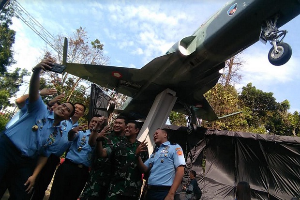 Pensiun, Pesawat Tempur F-5 Tiger Dipajang di Taman Lalu Lintas Bandung