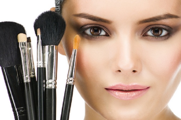 7 Cara Transformasi Makeup untuk Kencan Dadakan