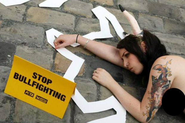 Setengah Telanjang, Aktivis Protes Balap Lari Banteng Spanyol