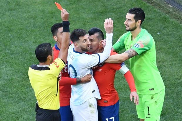 Babak I: Messi Kartu Merah, Argentina Dua Kali Koyak Gawang Chile