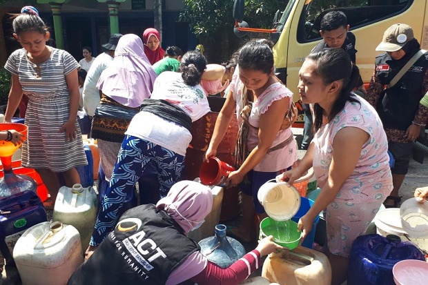 Kekeringan di Jateng Meluas, Tim MRI-ACT Suplai Puluhan Ribu Liter Air Bersih