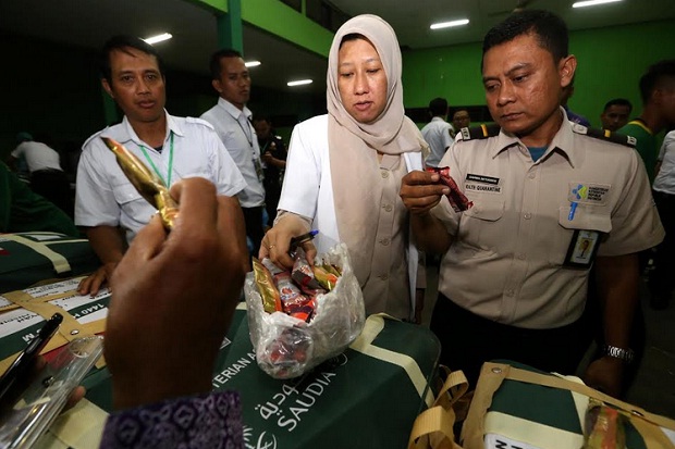 PPIH Embarkasi Surabaya Sita Ribuan Rokok serta Obat dari Koper Calhaj