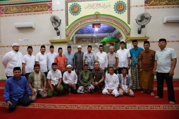 M Iqbal Salat Subuh di Masjid Nurul Syaban