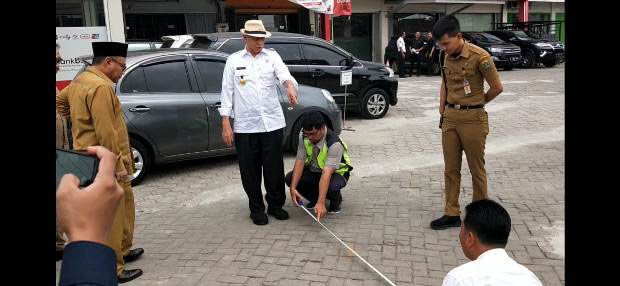 Gubernur Banten Sidak Pembenahan Trotoar Jalan