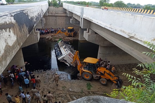 Bus India Angkut 50 Penumpang Terjun ke Kanal, 29 Tewas