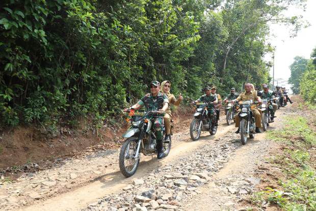 Bareng TNI, Pemkab Serang Buka Jalan Hutan