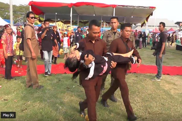 Rebutan Gunungan di Festival Kalianda, Bocah 9 Tahun Patah Kaki