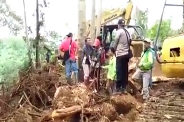 Aksi Heroik Seorang Ibu Halau Alat Berat yang Serobot Lahan Perkebunan Miliknya