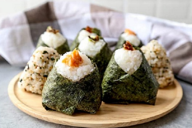 Beda dengan Sushi, Onigiri Lebih Praktis dan Mudah Dibuat
