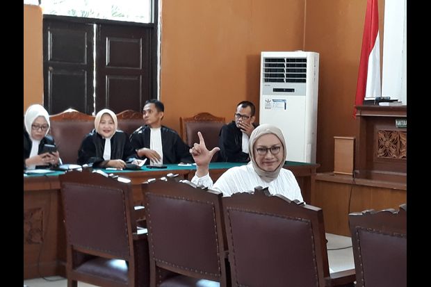 Sebelum Divonis Hakim, Ratna Sarumpaet Acungkan Salam Dua Jari