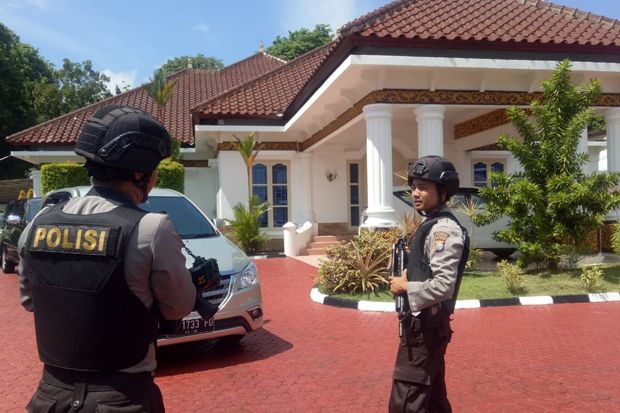 Dikawal Polisi Bersenpi, KPK Kembali Geledah Rumah Dinas Gubernur Kepri