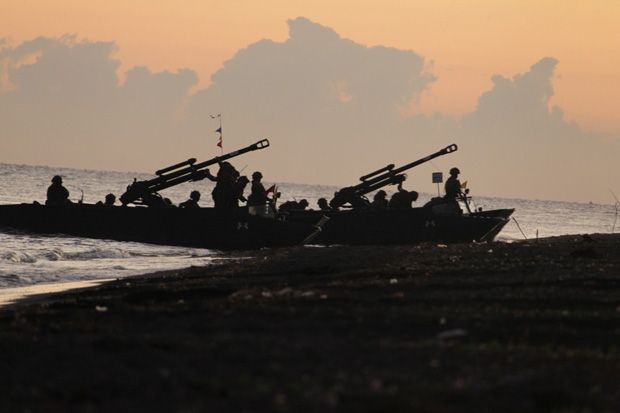 Daratkan Pasukan Amfibi, TNI AL Hancurkan Musuh di Pantai Banongan