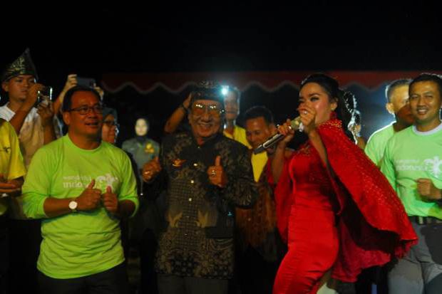 Tika Zein Sukses Ajak Bupati Sintang Bergoyang di Kelam Tourism Festival