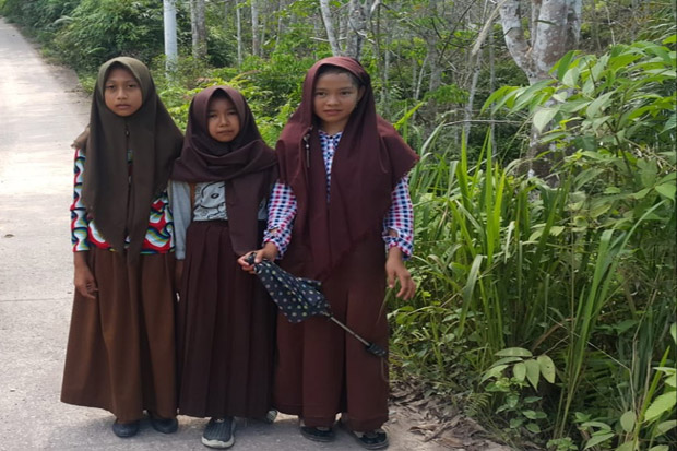 Demi Bisa Sekolah, 3 Pelajar Ini Rela Jalan Kaki 2 Jam Melintasi Hutan