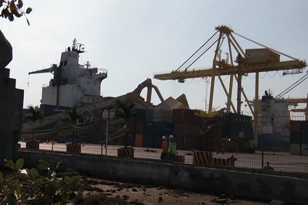 Pasca Ditabrak Kapal, Pelindo III Relokasi 1 Container Crane Domestik ke Internasional