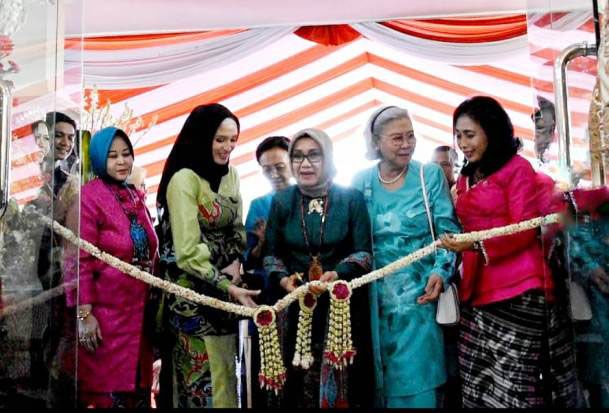 Mufidah Jusuf Kalla Resmikan Gedung Dekranasda Kalteng