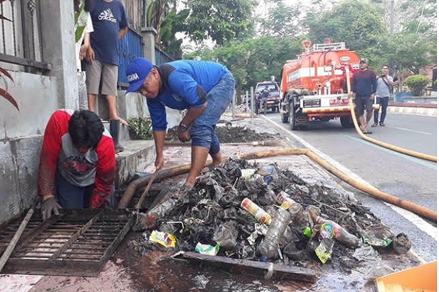 Cegah Banjir, Petugas Tagana dan BPBD Kobar Bersihkan Sampah di Drainase
