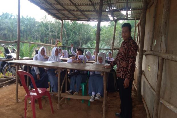 Puluhan Siswa di Bengkulu ini Belajar dalam Kondisi Memprihatinkan