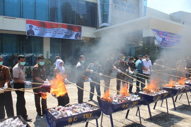 Operasi Gempur Bea Cukai Musnahkan Jutaan Rokok Ilegal dan Ribuan Barang Lain