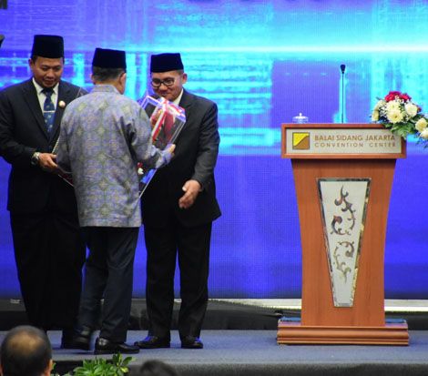 Wali Kota Gorontalo Marten Taha, Terima Penghargaan Parasamya Purna Karya Nugraha
