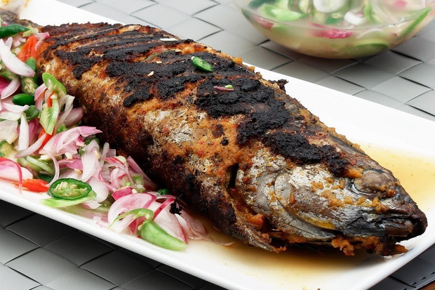 Makan Malam Ditemani Ikan Tongkol Bakar Saus Colo-Colo