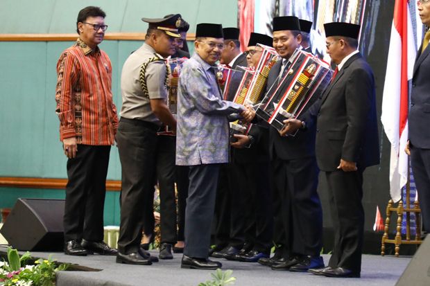 Pemkot Makassar Sabet Penghargaan Tertinggi Parasamya Purnakarya Nugraha