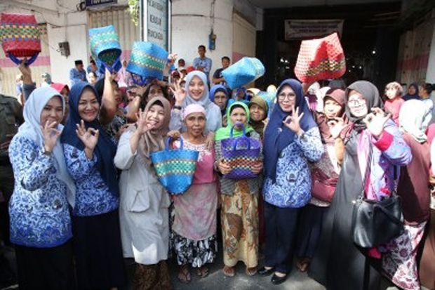 Kampanye Pengurangan Sampah Plastik, Istri Bupati Anas Bagikan 500 Keranjang Belanja
