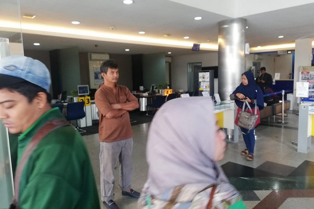 Protes Saldo Hilang, Puluhan Nasabah Datangi Bank Mandiri di Pekanbaru