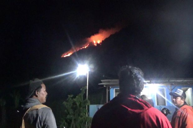 Gunung Panderman Terbakar, Tim Gabungan Evakuasi Pendaki