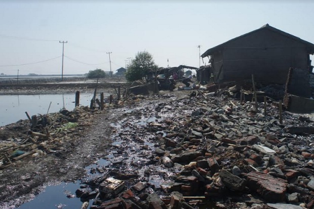 Tumpahan Minyak Pertamina Mulai Masuk ke Tambak Nelayan di Karawang