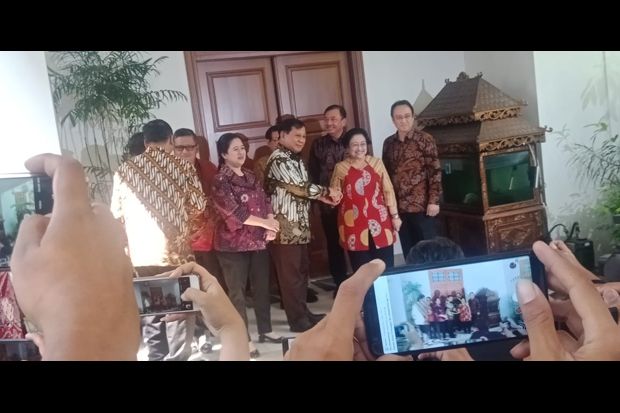 Megawati Sambut Kedatangan Prabowo di Teuku Umar