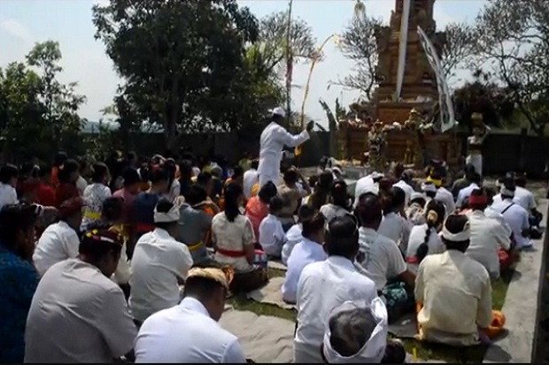 Umat Hindu Khusyuk Sembahyang di Pura Giri Sutra Mandala Pringsewu