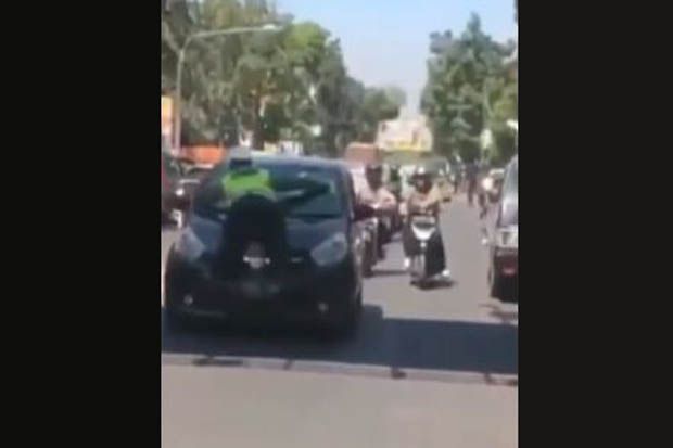 Viral Video Mobil Terobos Lampu Merah Seruduk Polantas
