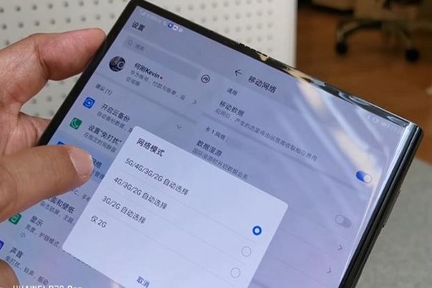 CEO Huawei Tertangkap Wartawan Sedang Gunakan Mate X di Bandara Shanghai
