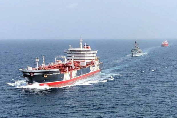 Lewat Selat Hormuz, Kapal Tanker Inggris Dikawal Kapal Perang