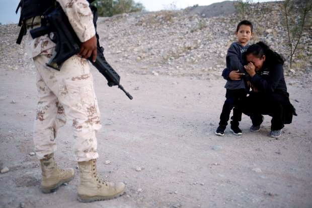 Viral, Foto Ibu Migran Memohon kepada Tentara untuk Masuk ke AS