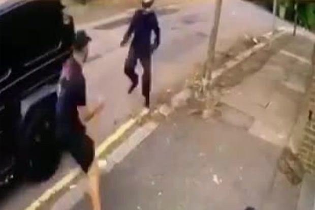Video Kolasinac Duel Lawan Pria Bersenjata Tajam dengan Tangan Kosong
