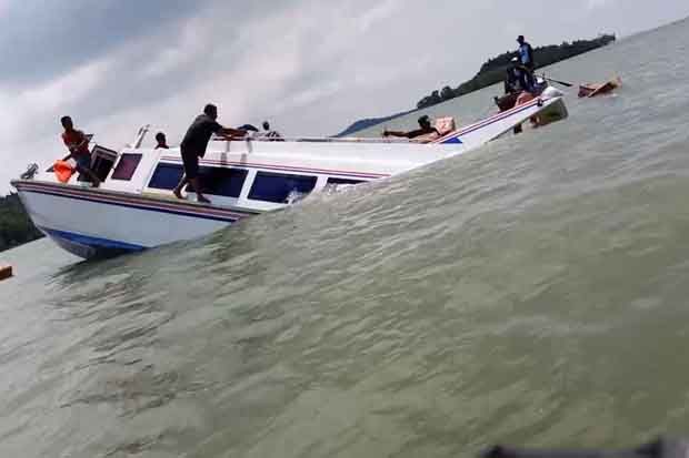 Nelayan Bantu Evakuasi Korban Speedboat Tenggelam