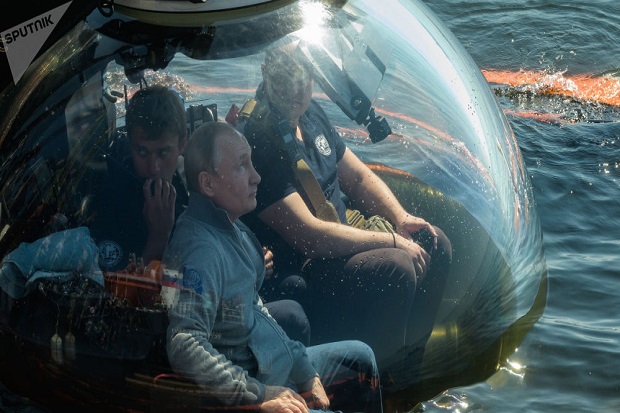 Putin Menyelam 50 Meter untuk Lihat Kapal Selam Perang Dunia II