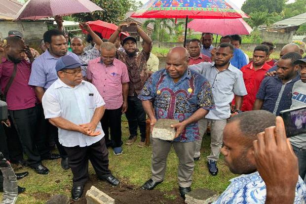 Bupati Tolikara Letakkan Batu Pertama Pembagunan Asrama Mahasiswa di Manado