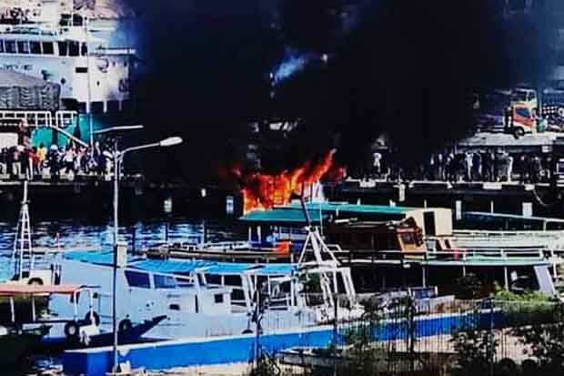 Kapal Motor 5 GT Terbakar di Pelabuhan Labuan Bajo