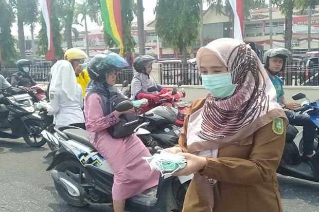 Asap Selimuti Pekanbaru, Dinas Kesehatan Bagikan 1000 Masker