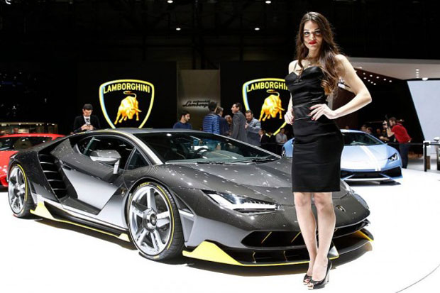 Model Playboy Cemplungin Lamborghini ke Kolam Renang