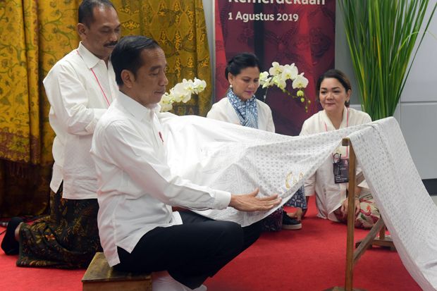 Sambut Hari Kemerdekaan, Jokowi dan Iriana Membatik Garuda di Stasiun MRT