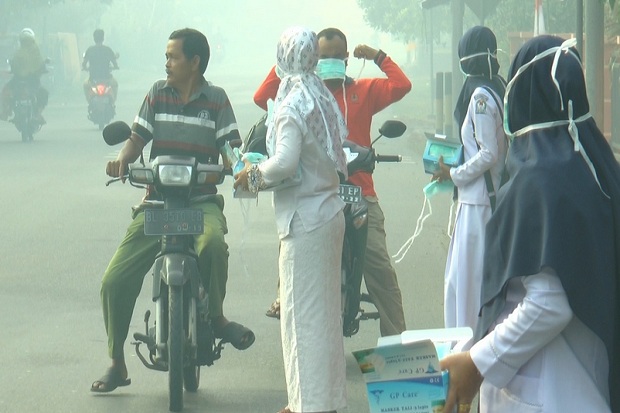 Kabut Asap Tebal Kepung Aceh Barat, Dinkes Bagikan Masker