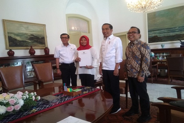 Serahkan Salinan Kepres, Presiden Jokowi Beri Amnesti Baiq Nuril