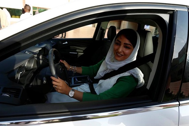Perempuan Saudi Kini Dapat Bepergian Tanpa Izin Wali Prianya